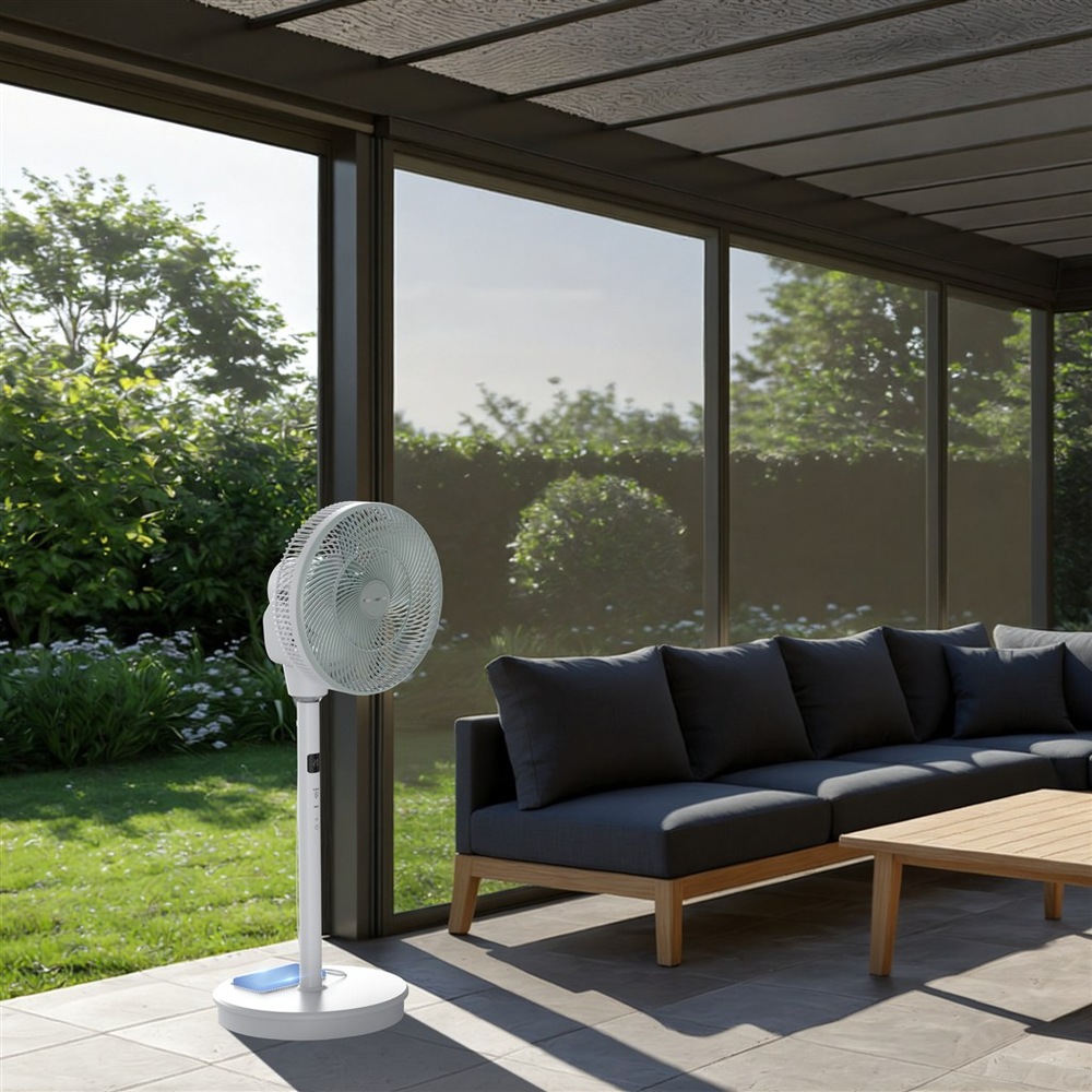 Ventilátor stojanový Rowenta QV5050F0 Turbo Silence Compact 3D Nomad biely Stojanový ventilátor Rowenta na krytom vonkajšom posedení s výhľadom do záhrady.