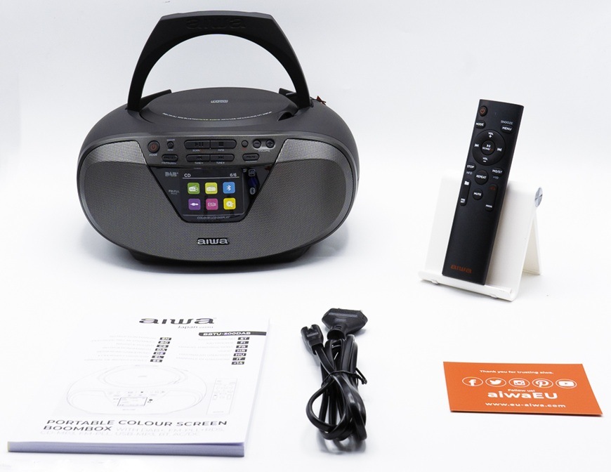 Rádiomagnetofón s DAB+/CD AIWA BBTU-500DAB čierny Rádioprijímač DAB+/CD Aiwa BBTU-500DAB v čiernom prevedení so všetkým dodávaným príslušenstvom. V ňom okrem rádia nájdete aj diaľkový ovládač, brožúrku, návod a kábel.