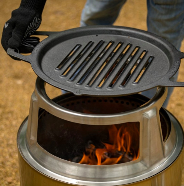 Grilovací rošt Solo Stove Ranger Liatinový grilovací rošt Solo Stove Ranger umiestnený na ohnisku s viditeľným plameňom