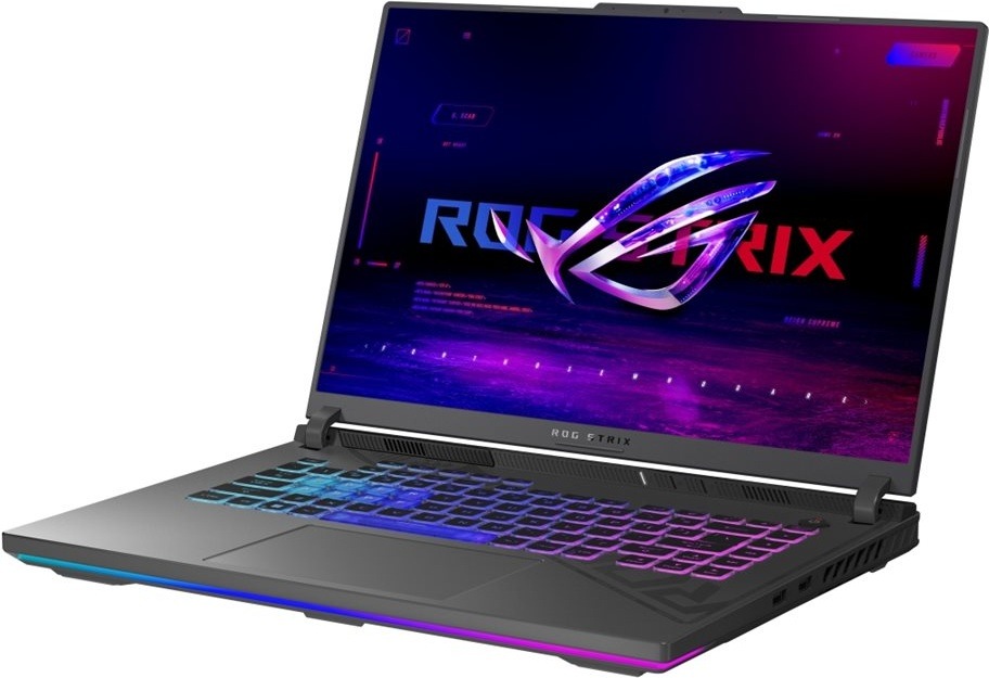 Notebook Asus ROG Strix G16 sivý Notebook ASUS ROG Strix G16 v otvorenej polohe s herným motívom na displeji pri pohľade šikmo zo strany