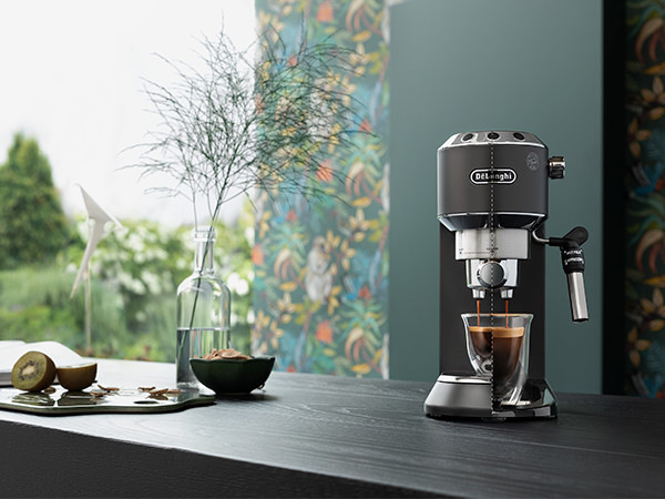 Pákový kávovar De'Longhi DEDICA EC 685.BK čierny Espresso De'Longhi EC 685.BK DEDICA