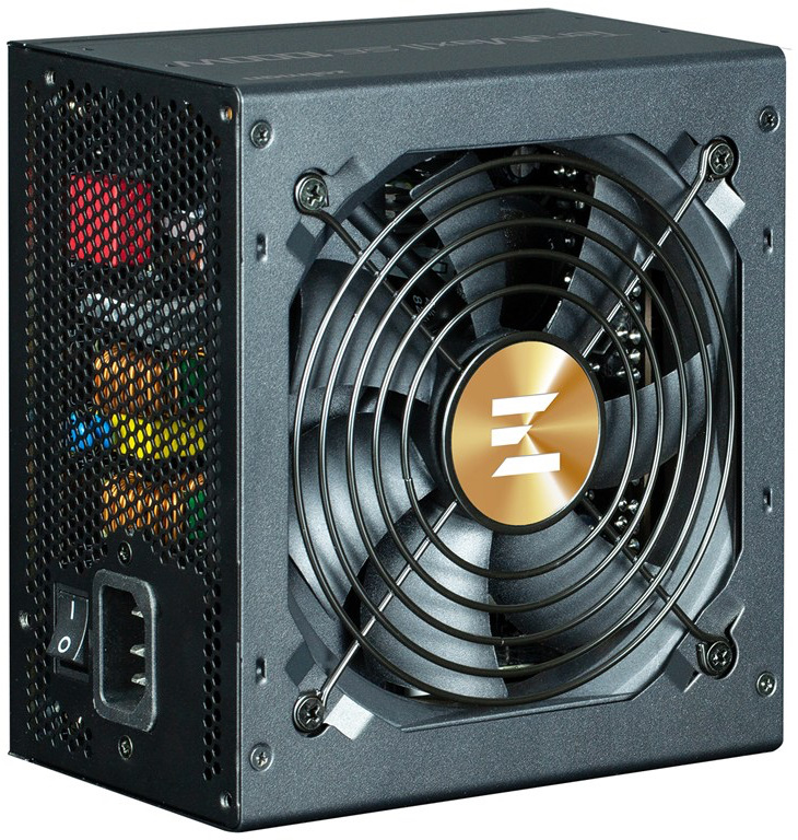 Na obrázku je počítačový napájací zdroj Zalman TeraMax II SE 750W zachytený šikmo spredu. Na pravej strane dominuje veľký ventilátor s čiernou ochrannou mriežkou, uprostred so zlatým kruhovým logom Zalman. Ľavá bočná strana je perforovaná na odvetrávanie a dole obsahuje vypínač aj konektor pre napájací kábel. Cez mriežku sú vidieť farebné vnútorné súčiastky, takže zdroj pôsobí technicky, robustne a výkonne.