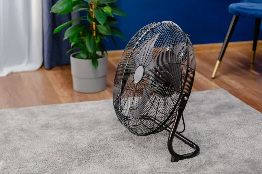 Ventilátor podlahový Zelmer ZFF0350 čierny Bočný pohľad na ventilátor Zelmer ZFF0350 s nastaviteľným náklonom konštrukcie