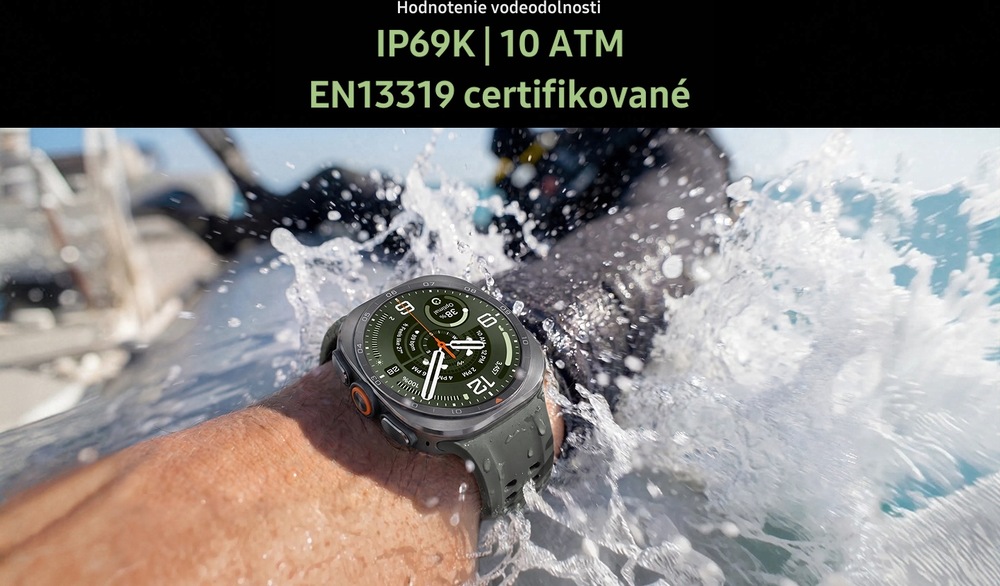 Osoba s nasadenými hodinkami Galaxy Watch Ultra2 vo farebnom prevedení Titanium Silver so športovým remienkom Marine Band vo farbe Olive s vlnami narážajúcimi na jej zápästie, čo ilustruje, že Galaxy Watch Ultra2 sú ideálne pre aktivity odohrávajúce sa v otvorenej vode.
