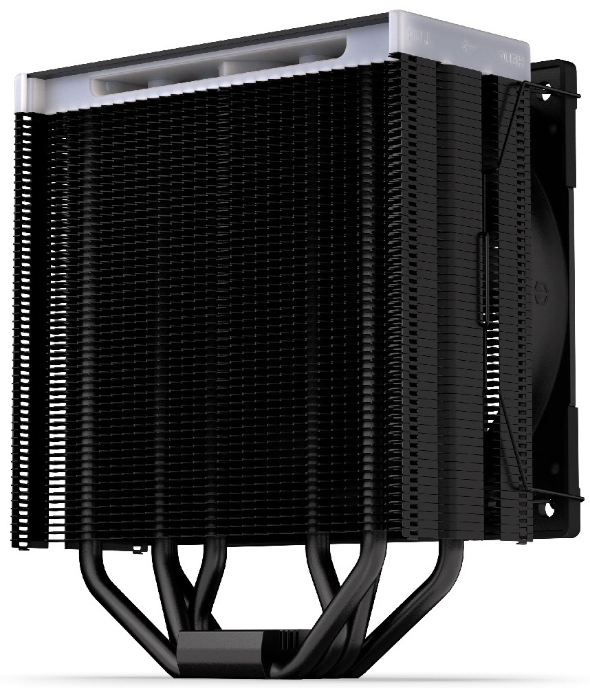 Na obrázku je chladič CPU ENDORFY Fera 5 Black ARGB z bočného pohľadu. Dominantný je vysoký blok hustých čiernych kovových rebier (radiátor), ktorý tvorí hlavnú „vežu“ chladiča. Na pravej strane je čiastočne vidieť ventilátor prichytený drôtenými sponami - z tohto uhla sú zrejmé hlavne jeho okraje. Dole vyčnievajú štyri zahnuté čierne trubičky (heatpipe), ktoré vedú teplo od procesora do rebier. Hore je svetlý horný okraj s drobným nápisom, ale podsvietenie na tejto fotke nesvieti.