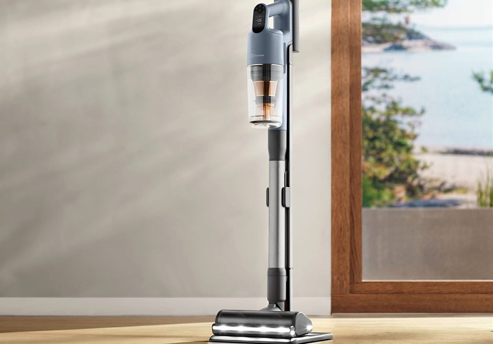 Tyčový vysávač Electrolux EP91B21WET série 900 stojí v nabíjacej stanici.