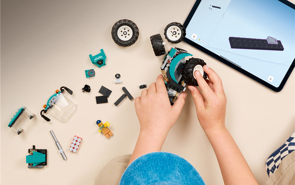 Stavebnica LEGO® City 60498 Traktor Otváracia kapota umožní deťom nahliadnuť pod povrch a preskúmať motor aj ďalšie pohyblivé prvky traktora.