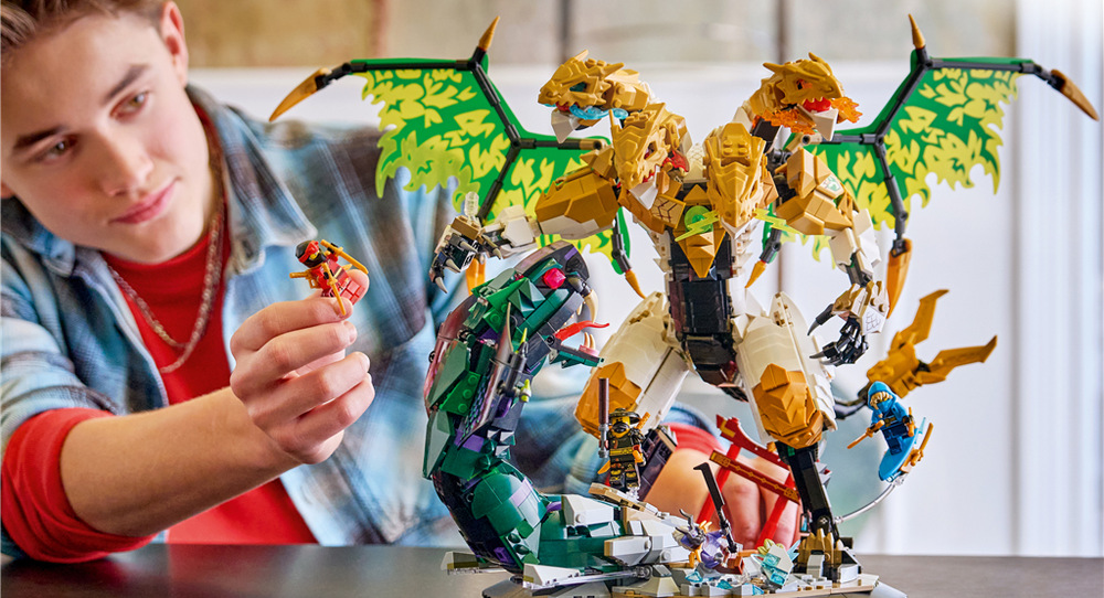 Stavebnica LEGO® NINJAGO® 71872 Ultra dračí súboj Pohyblivé hlavy, čeľuste, krídla i chvost umožňujú meniť dračie pózy a prispôsobiť jeho bojový výraz.