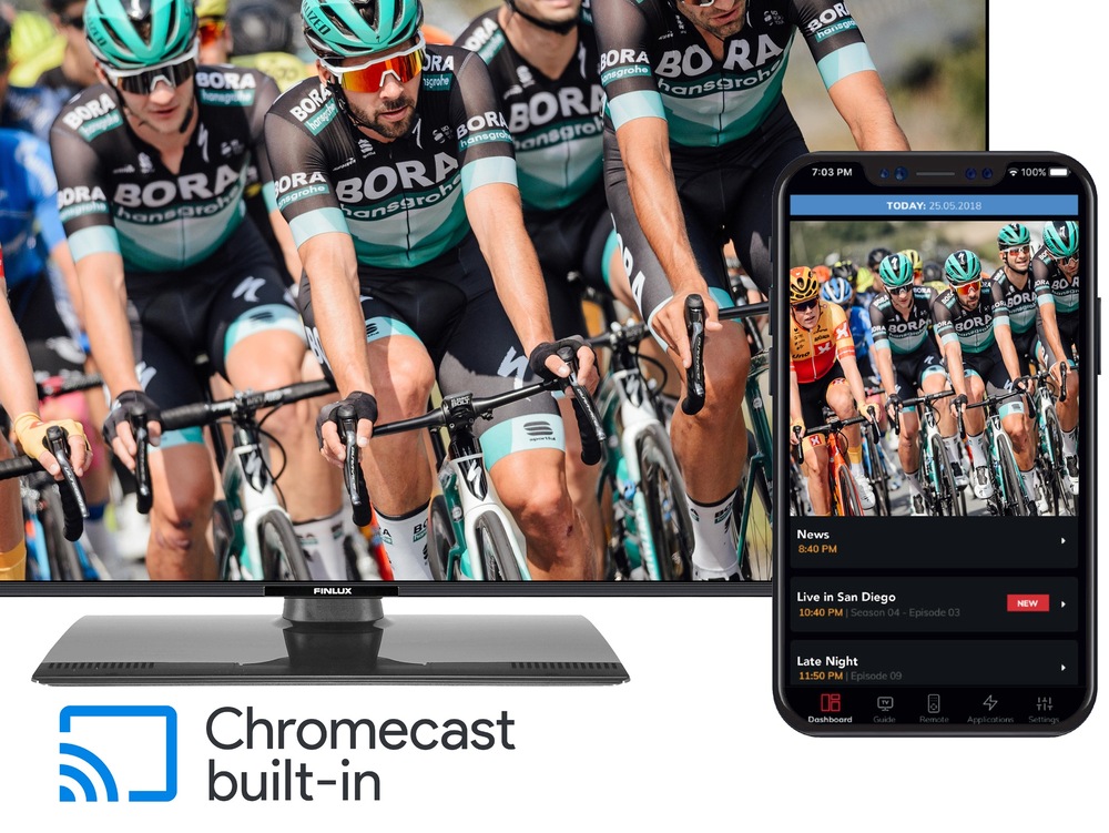 Televízia Finlux so záberom cyklistických pretekov, pred televíziou je mobilný telefón s rovnakým záberom na obrazovke, dole je nápis Chromecast built-in