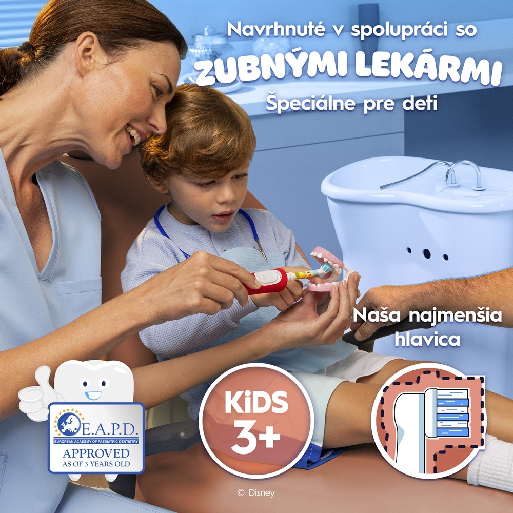 Zubná kefka Oral-B PRO 3 Kids Lion King Zubná lekárka ukazuje dieťaťu, ako si správne čistiť zúbky zubnou kefkou Oral-B Pro Kids Lion King.