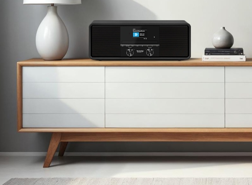 Rádioprijímač s DAB+ Technisat DIGITRADIO 330 strieborný Rádioprijímač TechniSat DIGITRADIO 330 umiestnený na komode