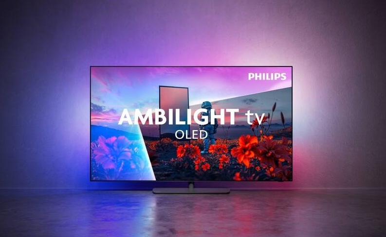 Televízor Philips 55OLED811 Philips Ambilight TV OLED811 v obývacej izbe s farebným podsvietením steny.