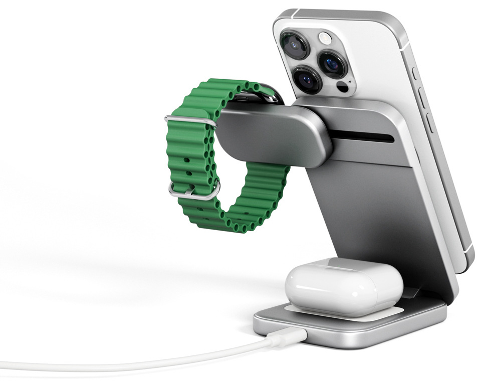 Bezdrôtová nabíjačka Spello by Epico ForceBase Qi2 25W 3in1 Fold strieborná Spello ForceBase SF50b pri nabíjaní iPhonu, Apple Watch so zeleným remienkom a bezdrôtových slúchadiel, 3v1 usporiadanie na jednom stojane