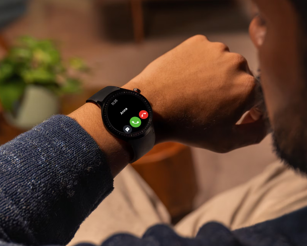 Inteligentné hodinky Motorola Moto Watch čierne Muž má na zápästí Motorola Moto Watch a telefonuje cez hodinky