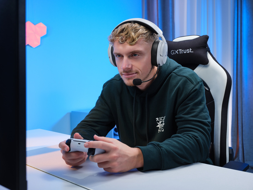 Headset Trust GXT 499W Forta Wireless Gaming Headset PS5 biela Hráč používajúci headset Trust GXT 499W Forta Wireless pri hraní na PS5