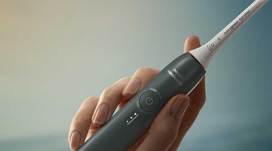 Zubná kefka Philips Sonicare 3100 HX4033/26 zelená Detail kefky Philips HX4033/26 Sonicare 3100 v ženskej ruke
