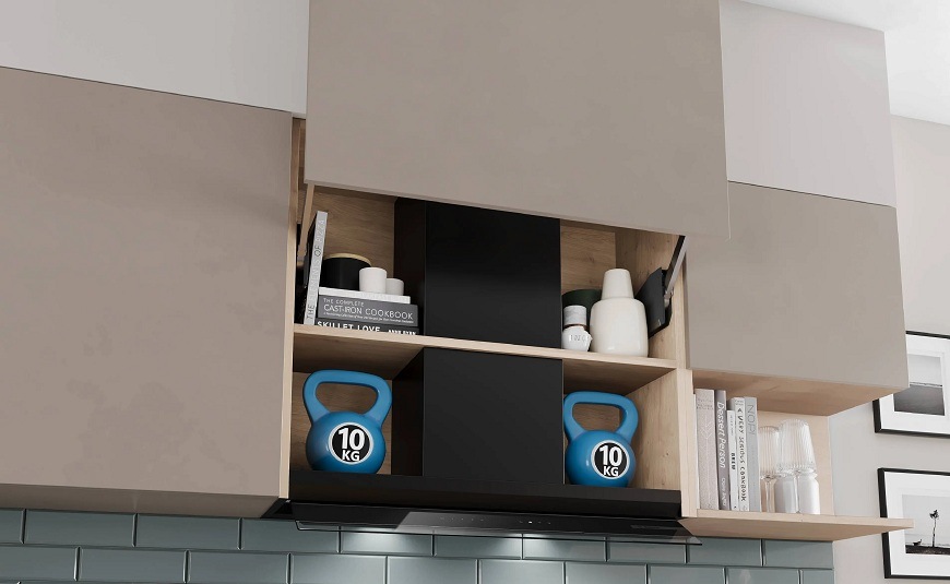 Odsávač pár Bosch Serie 4 DBB85CC60 čierny Detail otvorenej hornej kuchynskej skrinky s výklopným mechanizmom, v ktorej je odsávač pár Bosch DBB65CC60 a na policiach sú umiestnené dve modré 10kg kettlebelly znázorňujúce vysokú nosnosť police