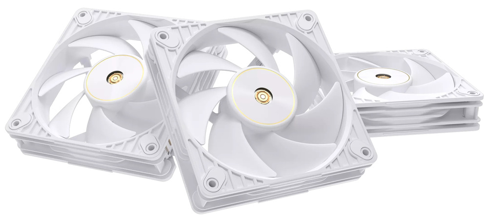 Ventilátor Asus ProArt PF120 White 3in1, 120 mm, 3 ks biely Na obrázku je sada Ventilátor Asus ProArt PF120 White 3in1 – tri biele 120mm ventilátory položené vedľa seba. Dva ventilátory sú vpredu naklonené k sebe a tretí ležia vzadu na plocho, takže je vidieť aj ich hrúbka. Každý má biely štvorcový rám so štyrmi montážnymi otvormi a vo vnútri širokej bielej lopatky. Uprostred je kruhový stred so zlatistým krúžkom a kovovým stredom, typický pre rad ProArt.