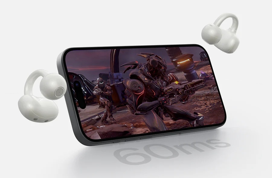 Smartphone s hrou a vedľa neho položené slúchadlá OpenRock E