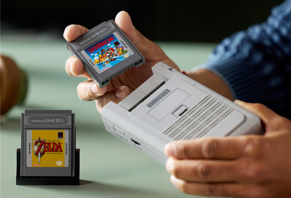 Stavebnica LEGO® Super Mario™ 72046 Game Boy™ Do slotu môžete vložiť jednu z dvoch cartridgí Game Pak z kociek LEGO - The Legend of Zelda: Link's Awakening alebo Super Mario Land