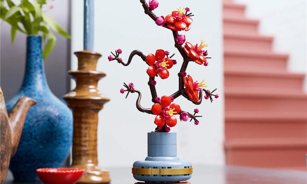 Stavebnica LEGO® Botanicals 10369 Meruňka japonská Marhuľa japonská z kociek LEGO kombinuje elegantnú stonku s výraznými kvetmi v červených a purpurových odtieňoch.