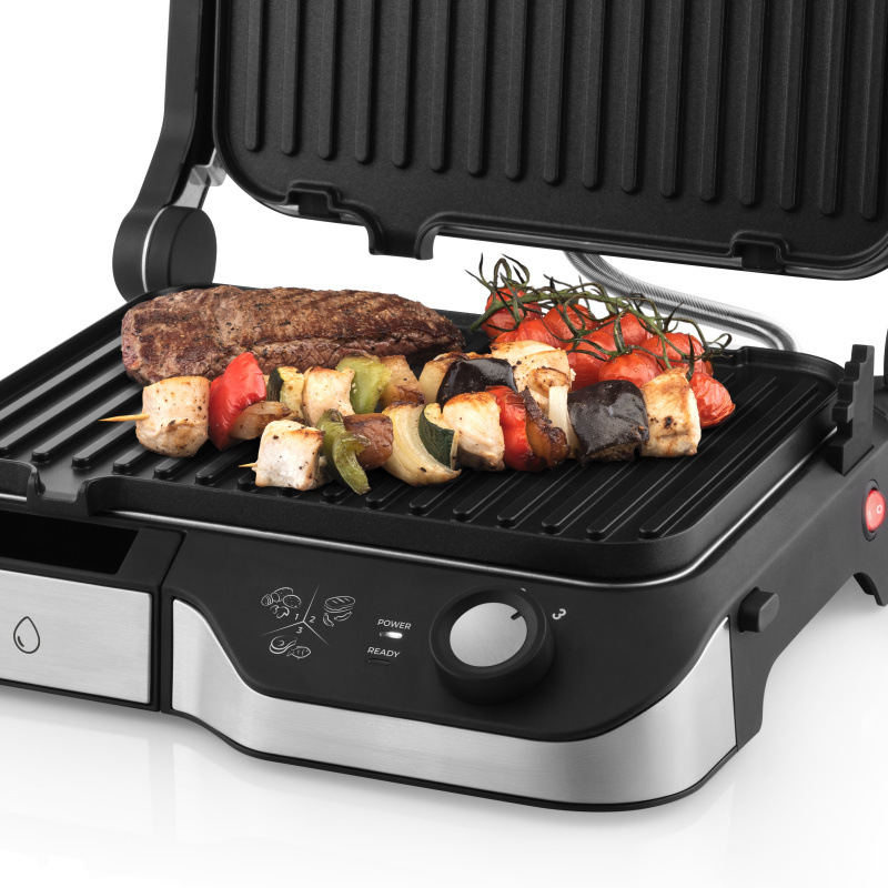 Gril ETA DeliChef 6156 90000 čierny Otvorený kontaktný gril ETA DeliChef grilujúci hovädzí steak, zeleninové špízy s kuracím mäsom a cherry paradajky vcelku na rebrovanej ploche