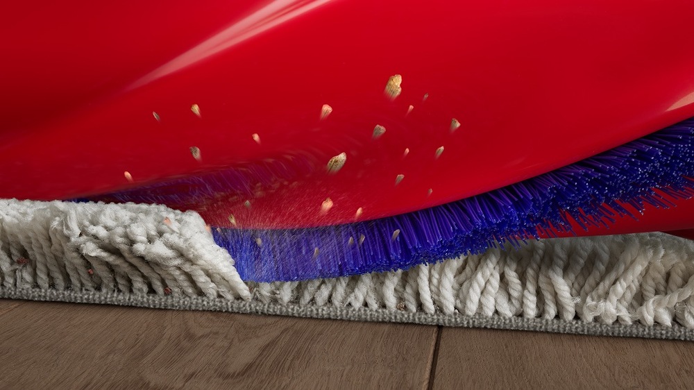 Detail čistenia koberca s vysávačom Dyson