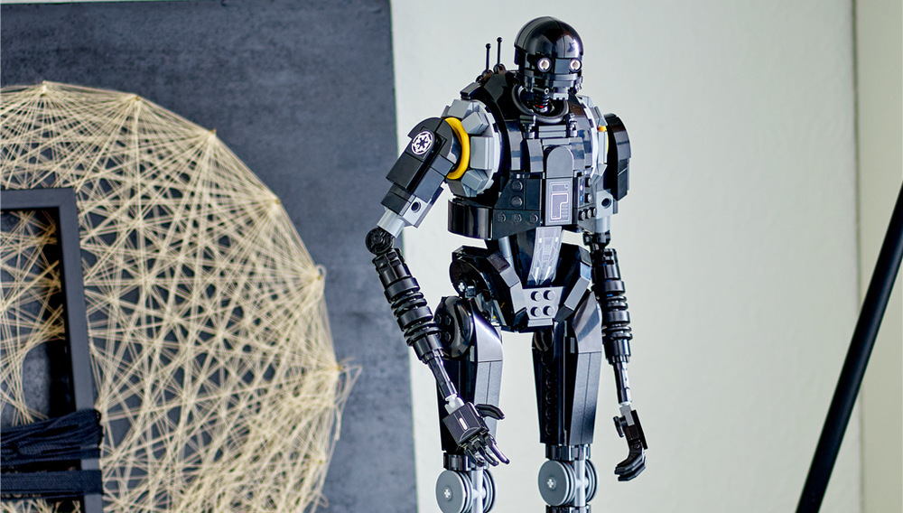 Stavebnica LEGO® Star Wars™ 75434 Bezpečnostní droid K-2SO™ Model droida K-2SO z kociek LEGO zaujme výraznou siluetou a stane sa pôsobivou súčasťou zbierky fanúšika Star Wars.