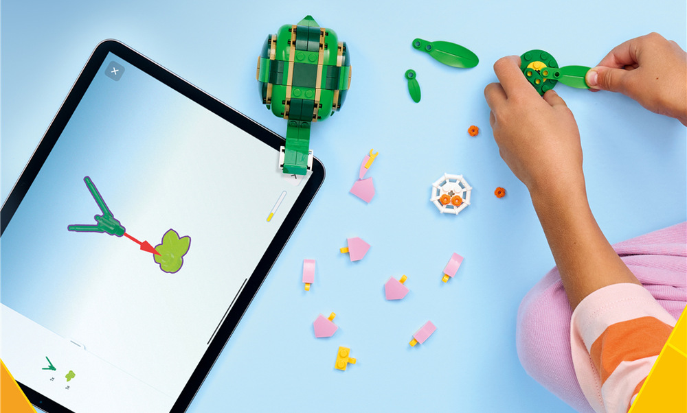 Stavebnica LEGO® Creator 3 v 1 31377 Korytnačka s leknom Chameleón, žaba aj korytnačka majú pohyblivé prvky, ktoré deťom umožňujú zapojiť zvieratká do vlastných príbehov.