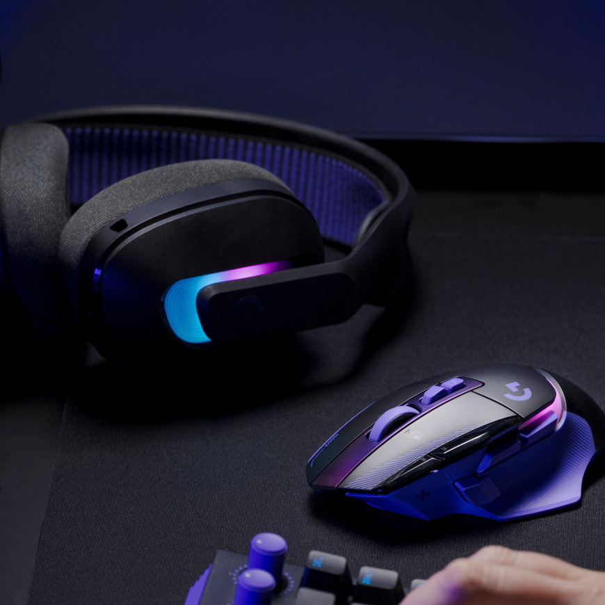 Myš Logitech G502 X Plus na podložke vedľa headsetu a klávesnice v hernej zostave