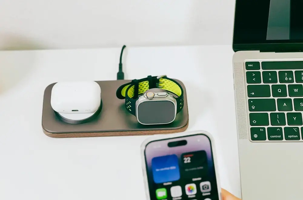 Bezdrôtová nabíjačka Cubenest K200 Pre 2v1 s podporou uchytenia MagSafe strieborná Bezdrôtová nabíjačka Cubenest K200 Pre 2v1 s podporou uchytenia MagSafe strieborná
