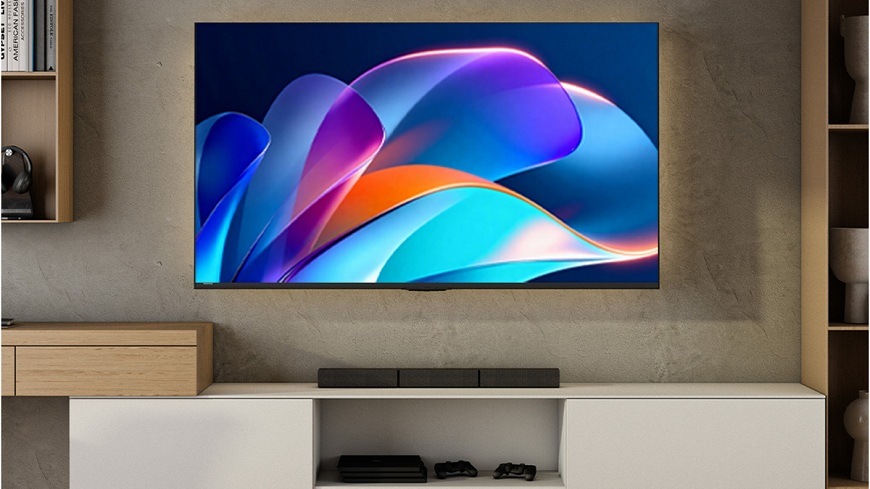 televízia Hisense 50A6S s farbami na displeji visí na stene v obývačke