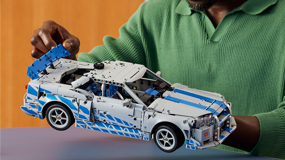 Stavebnica LEGO® Technic 42210 2 Fast 2 Furious Auto Nissan Skyline GT-R (R34) Špeciálne driftovacie funkcie, riadenie, odpruženie a ďalšie detaily dodávajú modelu autentický závodný charakter.