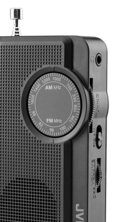 Rádioprijímač JVC RA-E311B čierny Detailný pohľad na ovládacie prvky vreckového rádia JVC RA-E311B: kruhová stupnica ladenia AM/FM, bočné koliesko na ladenie, prepínač pásiem a volič hlasitosti so slúchadlovým výstupom