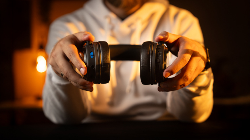 Headset ENDORFY VIRO Wireless čierny Detail ovládacích prvkov a konektorov headsetu ENDORFY VIRO Wireless na oboch náušníkoch