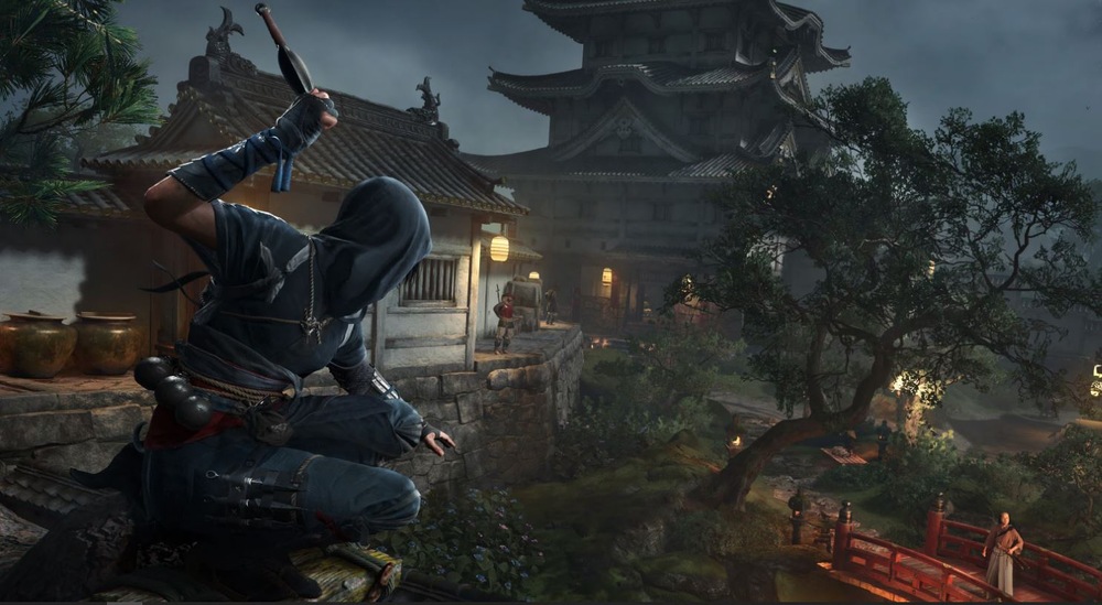 Obrázok z hry Assassin's Creed Shadows. Hlavná postava vyzerá svoj cieľ zo strechy a pripravuje sa na smrtiaci úder.