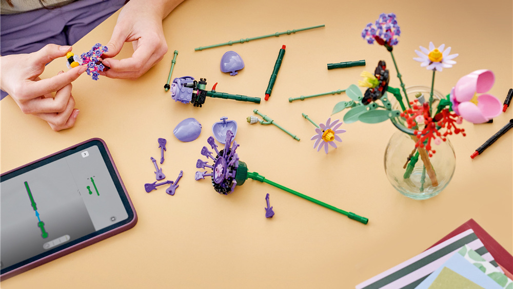 Stavebnica LEGO® Botanicals 11507 Kytička Olivie Rodrigo Jednotlivé kvety je možné ľubovoľne aranžovať a vytvoriť tak zakaždým inú farebnú dekoráciu do detskej izby.