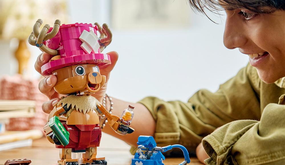 Podstavec s ceduľkou premení Choppera na pútavú dekoráciu, ktorá sa bude vynímať medzi ďalšími modelmi LEGO ONE PIECE.