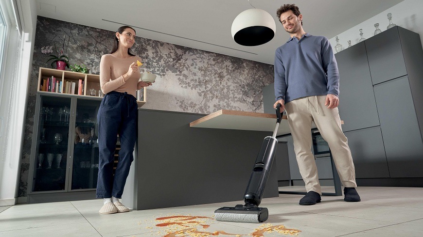 Tyčový vysávač Hoover HW300 011 čierny/strieborný vysávač Hoover HW300 011 upratuje jedlo z podlahy kuchyne