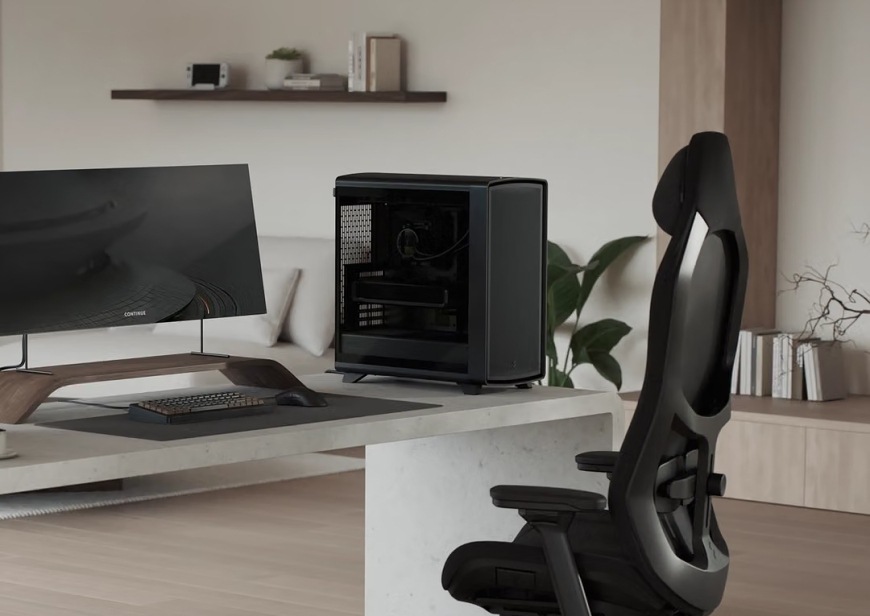 Case FRACTAL DESIGN Summit Blackout TG Light Tint čierna FRACTAL DESIGN Summit Blackout TG Light Tint s presklenou bočnicou umiestnená na pracovnom stole