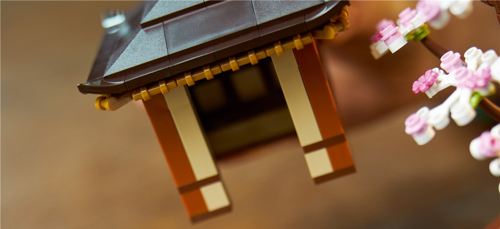 Stavebnica LEGO® Icons 10315 Tichá zahrada Objavte detailnú čajovňu s kanvicou a metličkou ukrytou vo vnútri pôvabného pavilónu