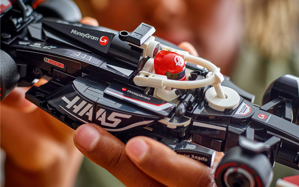 Stavebnica LEGO® Speed Champions 77250 Závodní auto MoneyGram Haas F1® Team VF-24 Svätožiara, zadné krídlo, tímové polepy a širšie pneumatiky dodávajú modelu autentický závodný vzhľad.
