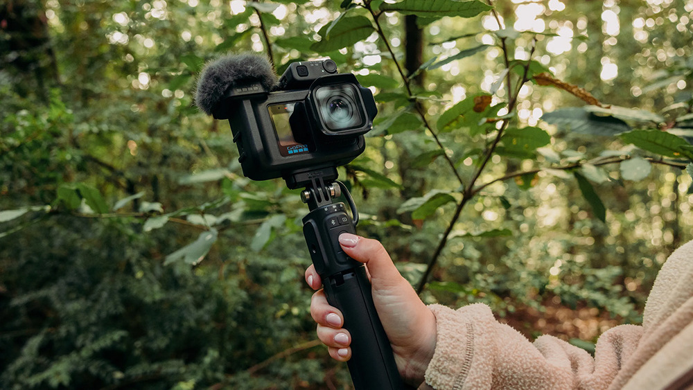 Mikrofón GoPro Media Mod MISSION 1 čierne Kamera GoPro s mikrofónom v ruke pri natáčaní v lese