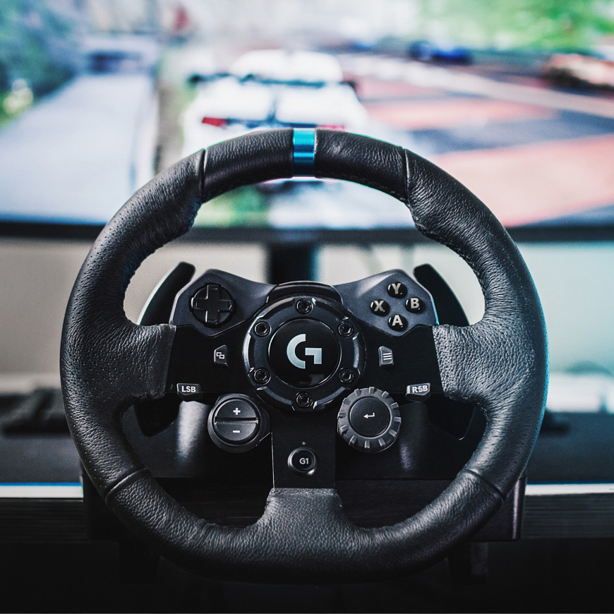 Volant Logitech G923 Racing Wheel and Pedals - PC only čierny Detail volantu Logitech G923 Racing Wheel pri pretekaní pred monitorom