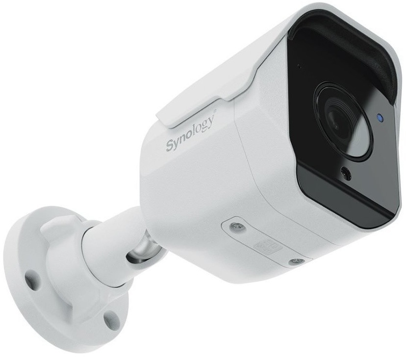 Pohľad zospodu na IP kameru Synology BC510 ukazujúcu krytku slotu pre SD kartu a resetovacie tlačítko