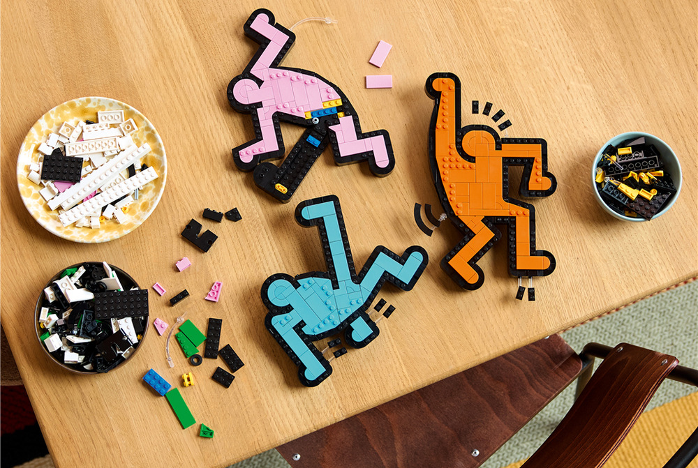 Stavebnica LEGO® Art 31216 Keith Haring – Tančící postavy Päť samostatných figúr môžete vystaviť spoločne, rozdeliť ich do menších dekorácií alebo zavesiť na stenu