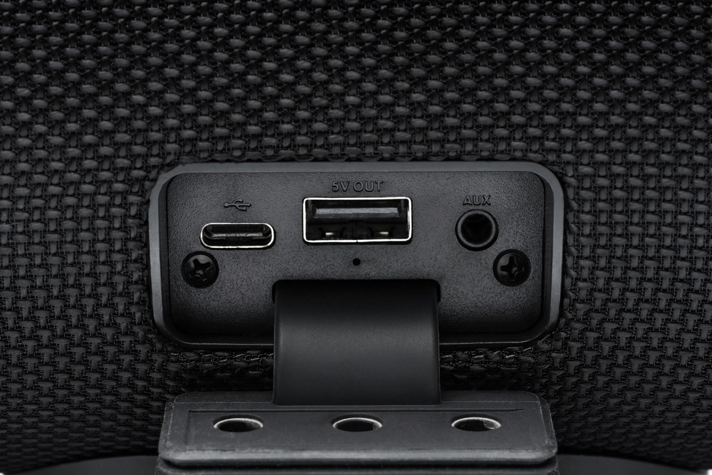 Detail konektorovej výbavy čierneho prenosného reproduktora JVC XS-E425B – USB, USB-C a AUX vstup pod krytkou
