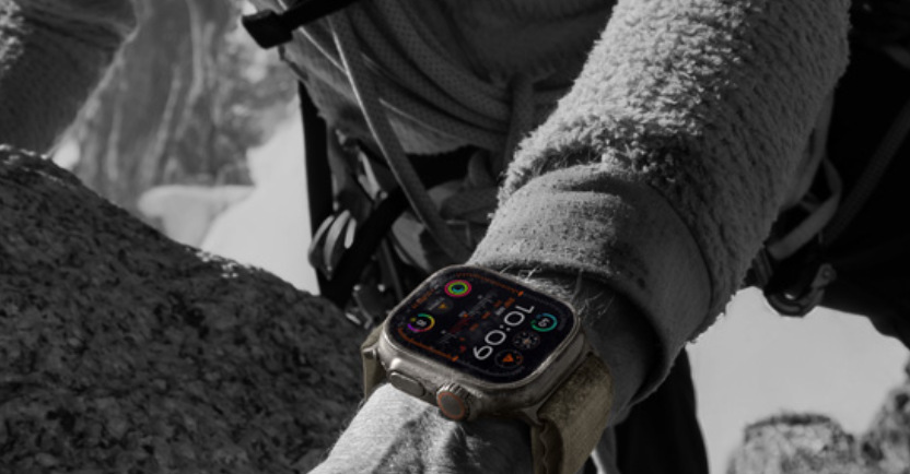 Inteligentné hodinky Apple Watch Ultra 2 GPS + Cellular 49mm čierny titán - čierny trailový ťah - S/M