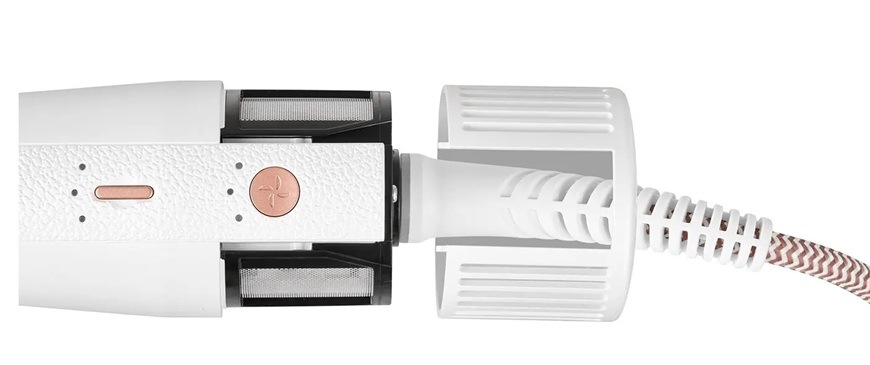 Detail zadnej časti multištýlera Sencor SHS 9200RS s napájacím káblom a otočným kĺbom, ktorý umožňuje flexibilný pohyb počas používania. Viditeľné sú aj ovládacie prvky na rukoväti a konštrukčné detaily prístroja.