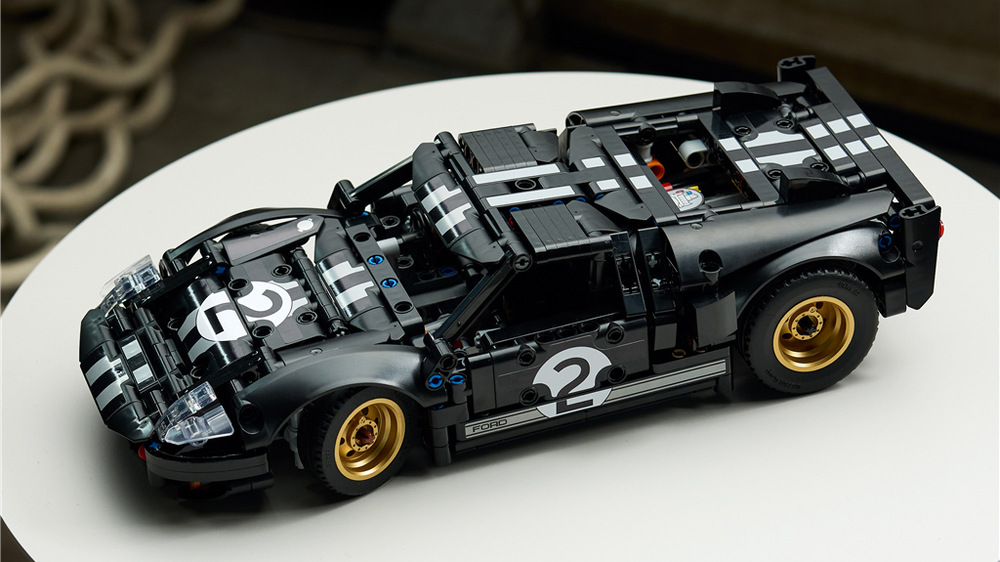 Stavebnica LEGO® Technic 42223 Závodní auto 1966 Ford GT40 MKII Model Fordu GT40 MKII z roku 1966 verne zachytáva jeho ikonický závodný vzhľad aj konštrukciu.